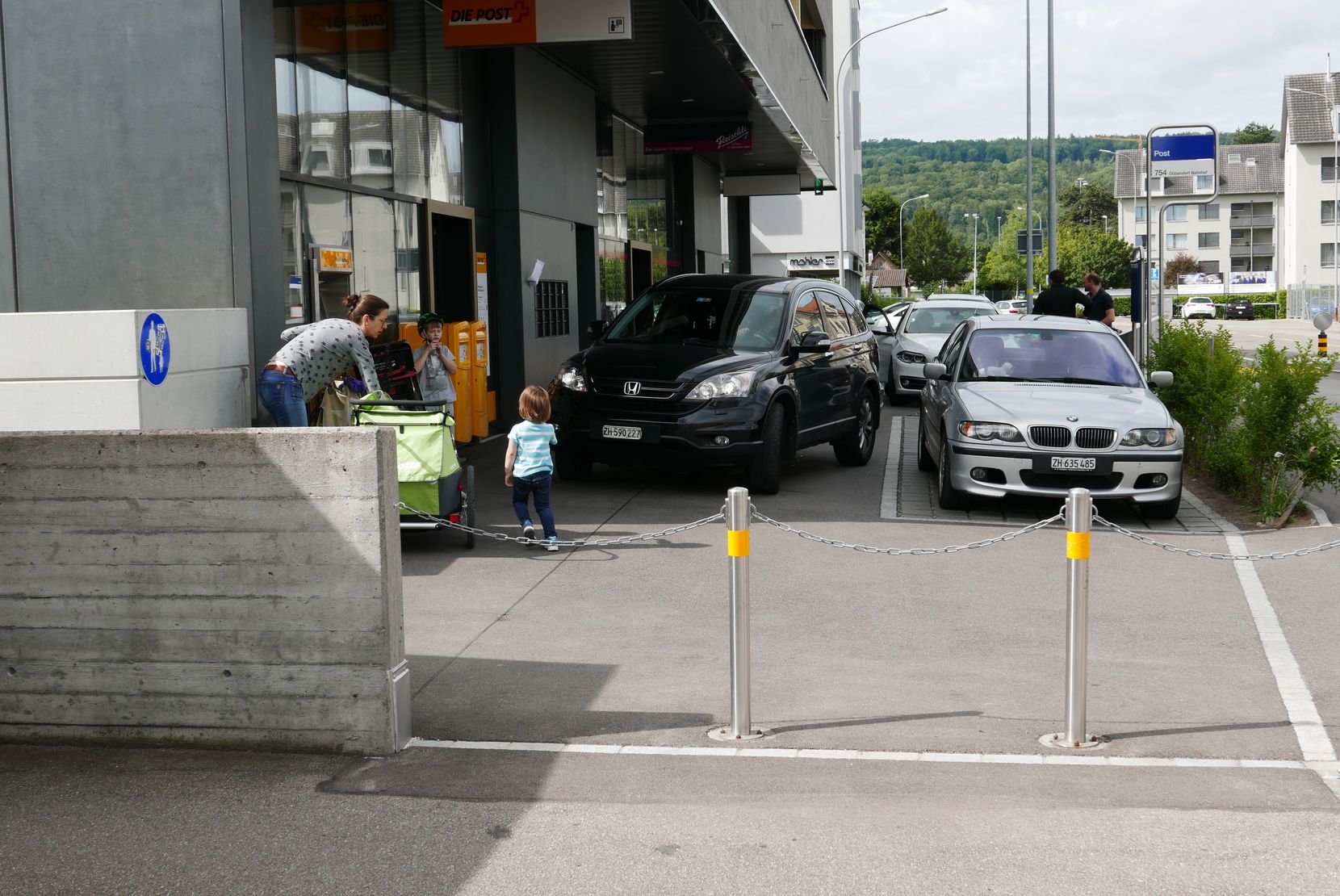 Parkplatz vor dem Dübendorfer Postgebäude.